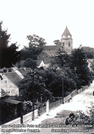 Das undatierte Foto zeigt die Gartenstraße in Güstebiese mit Fratzkes Pumpe.
