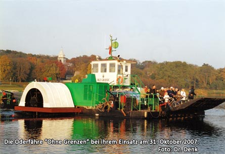 Die Oderfähre “Ohne Grenzen” bei ihrem Einsatz am 31. Oktober 2007